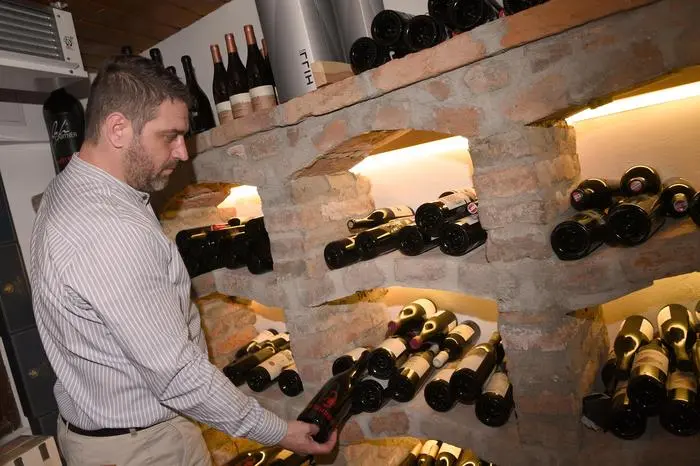 Marko Peter im neuen Weinkeller des „Landgasthof Seebacher“