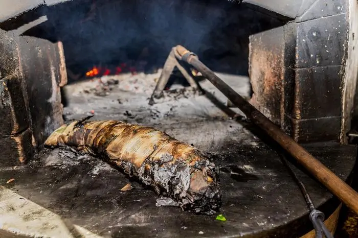 Dadurch, dass das Fischpaket mit reichlich Wasser getränkt wurde, verbrennt es auch nicht
