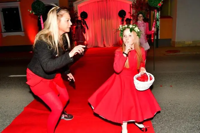 Mit roten Rosen bedacht, durften die Damen ihrem Favoriten die Rose anstecken, für die Wahl des Rosenkavaliers an diesem stimmungsvollen Abend 