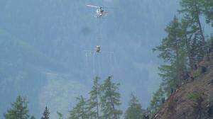 Mittels Hubschrauber wurde 2015 eine Grassamenmischung auf den vom Waldbrand zerstörten Plankogel ausgestreut
