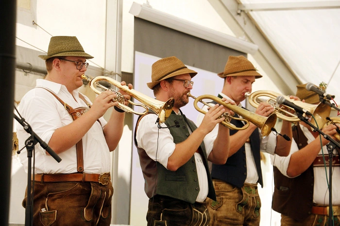 ...lag der Fokus auf Gesang, traditioneller Musik und Tanz.
