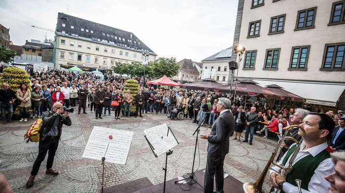 Die zweite Auflage der „Langen Nacht der Chöre“ ging am Mittwoch in Klagenfurt über die Bühne. 54 Chöre aus dem ganzen Land mit insgesamt 1100 Sängern machten mit. Bei der Premiere vor einem Jahr waren es „nur“ 34 Chöre.