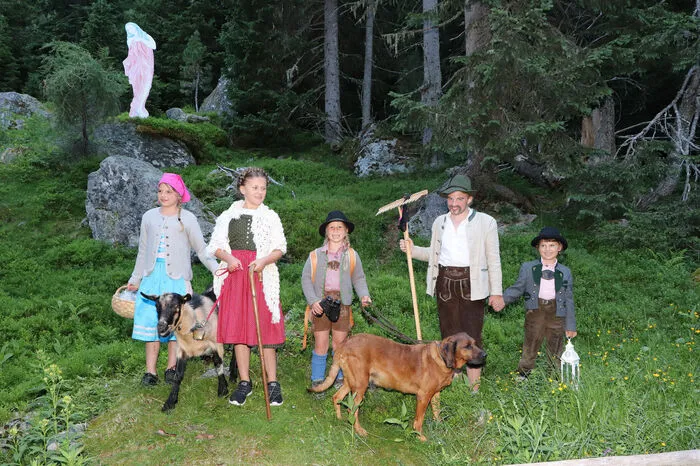 TIPP: Es gibt am Donnerstag, 5. August 2021 um 19:30 Uhr eine weitere Vorstellung im Naturerlebnispark Silva Magica Grundalm. (Info-Telefon: 04275-665). Eintritt: Erwachsene € 10,00 und Kinder € 5,00.Geeignet für Kinder ab 13 Jahre. Für Kinder unter 13 Jahren gibt es während der Aufführung ein Lagerfeuer und Stockerlbrot sowie Wissenswertes über Flora und Fauna, spannend erzählet durch einen Biosphärenpark-Ranger.