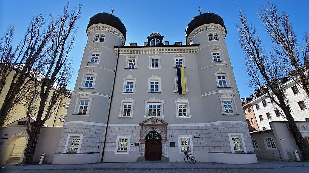 Auch die Liebburg setzt mit der ukrainischen Fahne ein Zeichen