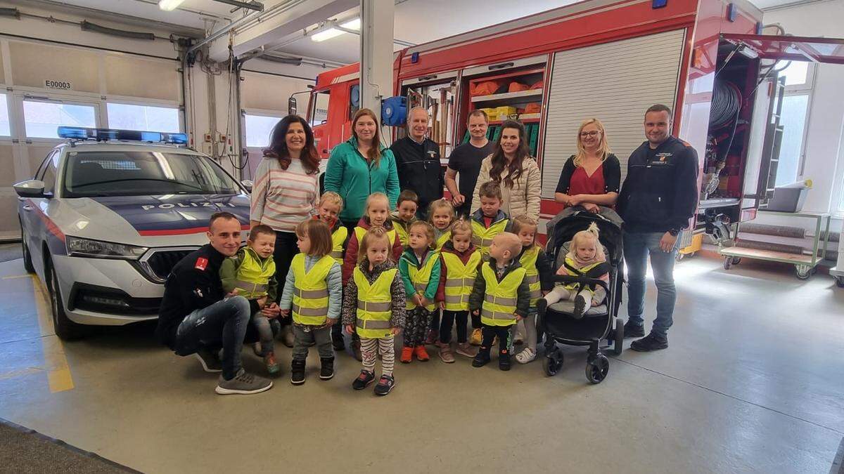 &quot;Mondis Glückskinder&quot; beim Erkunden des Rüsthauses 