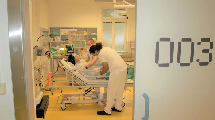 Studieren des Masterlehrgangs "Medical Simulation" des Medizinischen Universität Graz trainierten im Simulationskrankenhaus in Eisenerz.