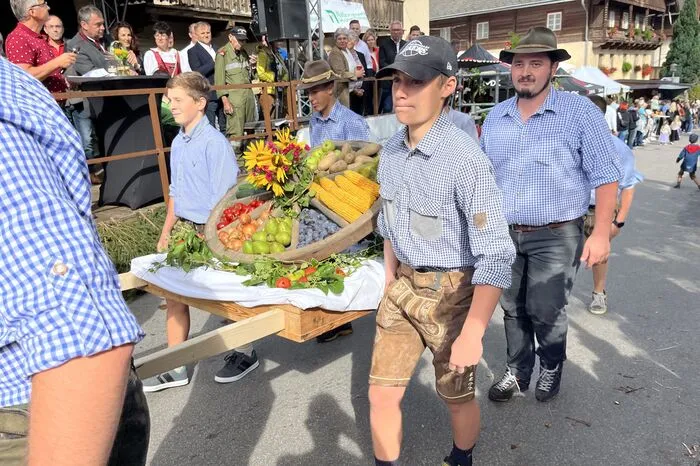 Au das Erntedankfest war Teil der Feierlichkeit. Klicken Sie sich bitte durch die weiteren Bilder...