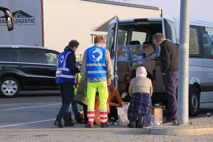 Die Helfer warteten auf einer Raststation in Grenznähe 