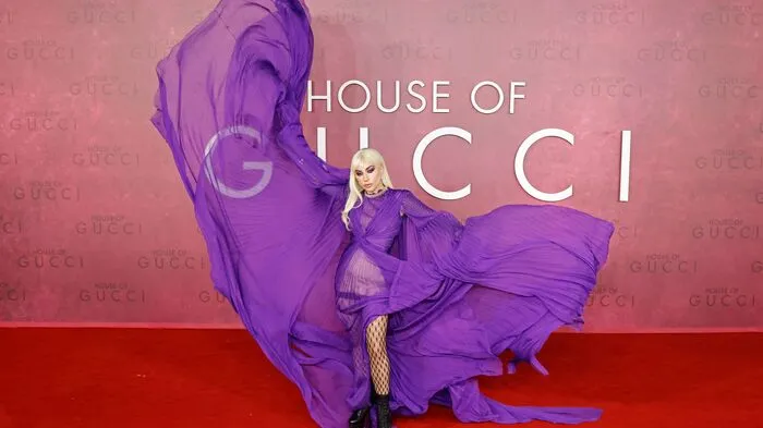 Wow! Lady Gaga erzeugte bei der "House of Gucci"-Premiere in ihrer purpurfarbenen-lila Robe maximale Aufmerksamkeit ...