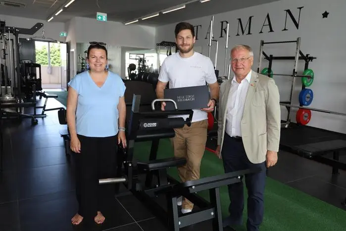 Nikolai Starman (m.) bei der Eröffnung seines neuen Fitness-Zentrums in Mühldorf mit Bürgermeister Josef Ober und Vizebürgermeisterin Sonja Skalnik