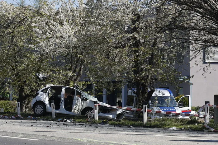 Der Tatverdächtige flüchtete nur wenige Minuten später mit seinem Pkw vom Tatort und verursachte anschließend einen Verkehrsunfall, bei dem ein 31-Jähriger ums Leben kam.