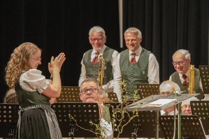 Unter der Leitung von Sarah Schinnerl, die 2025 die musikalische Führung von Herbert Reisinger übernommen hatte, präsentierte der Verein ein abwechslungsreiches Programm zwischen moderner und klassischer Blasmusik.