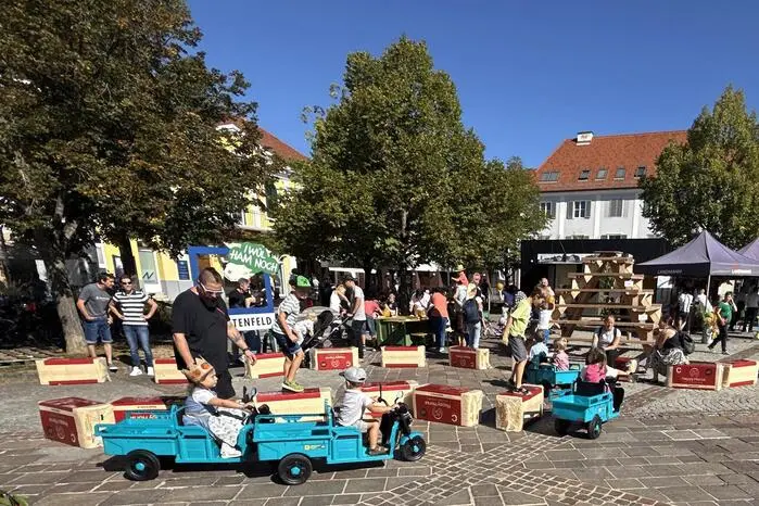 Die Kleinen durften auf Tuk-Tuks ihre Runden drehen.