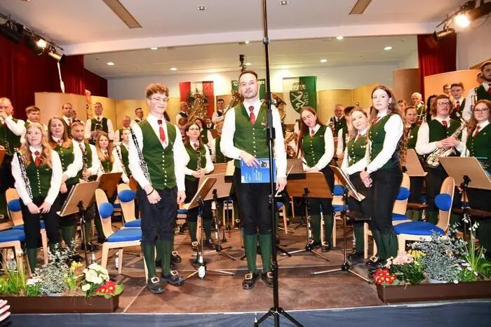 An Tobias Sackl wurde der Jungmusikerbrief überreicht. Gratulationen zum Leistungsabzeichen in Silber am Saxophon gab es für Caroline Roy und zum Leistungsabzeichen in Gold am Schlagwerk für Jan Rauch.