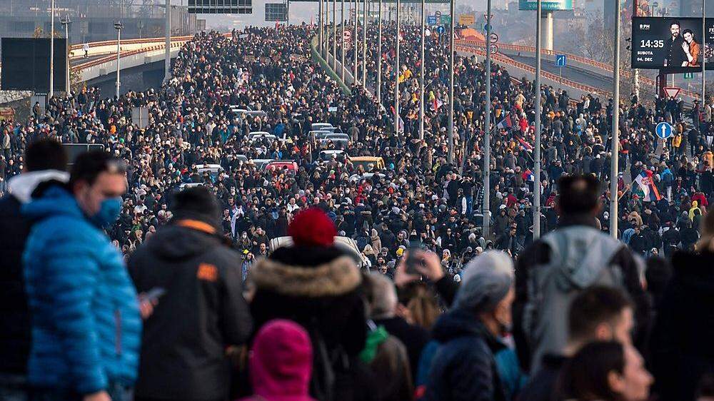 Bürger blockierten in Belgrad die Autobahn, um gegen das Enteignungsgesetz und die Lithium-Mine zu protestieren 