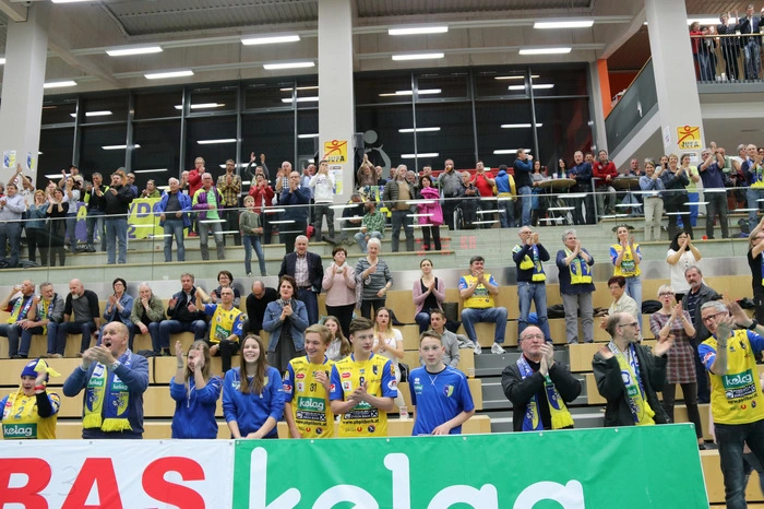 Mehr als 300 Fans gratulierten mit Standing Ovations und langanhaltendem Applaus. Tausende verfolgten das Spiel auf ORF Plus live.