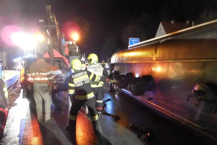Nach erfolgreicher Bergung musste die Fahrbahn noch von der großflächig verteilten Milch gereinigt werden. Nach Abschluss aller notwendigen Arbeiten rückten die Einsatzkräfte um 08.10 Uhr wieder in die Feuerwehrhäuser ein.