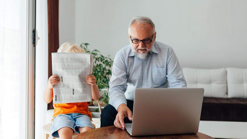 Drehen Sie den Spieß doch einmal um: Der Enkel liest die Print-Ausgabe, der Opa liest online