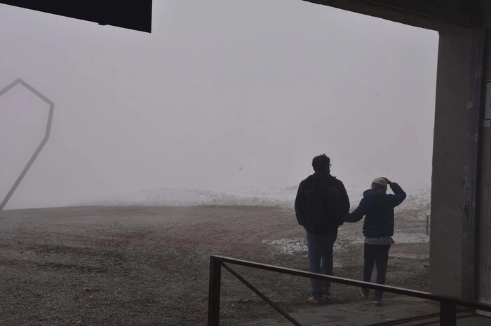 Vor der Bergstation lag Schnee. . .
