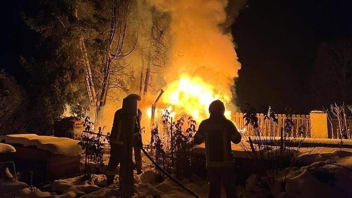 18 Kameraden der FF St. Lorenzen im Mürztal halfen beim Löschen der brennenden Gartenhütte