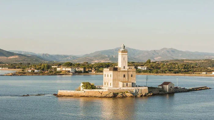 Die faszinierende Insel Sardinien ist schneller zu erreichen, als man glaubt. Statt kompliziert mit der Fähre zu fahren, einfach von Triest wegfliegen