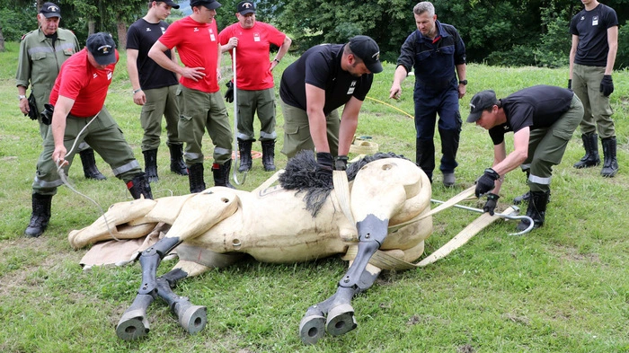 An einem lebensechten Pferdedummy übten die Wieser Florianis die richtige Großtierrettung.