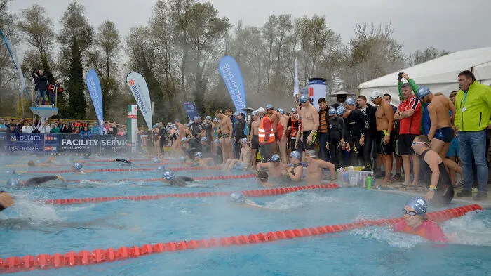 Noch während sich der frostige Nebel verzog, fiel am Samstagvormittag um 11 Uhr der Startschuss für die zahlreichen Einzel- und Staffelschwimmer zum 11. Parktherme 24 Stunden Schwimmen in der Parktherme Bad Radkersburg.