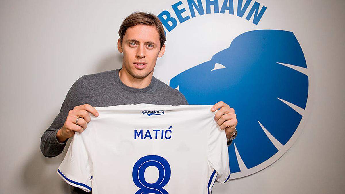 Uros Matic mit dem Dress seines neuen Arbeitgebers 