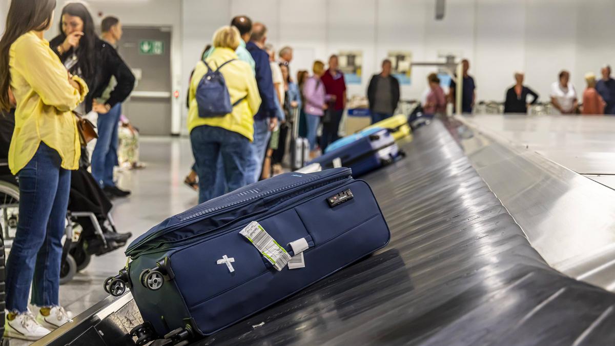 Manch ein Passagier wartet am Gepäckband vergeblich auf seinen Koffer