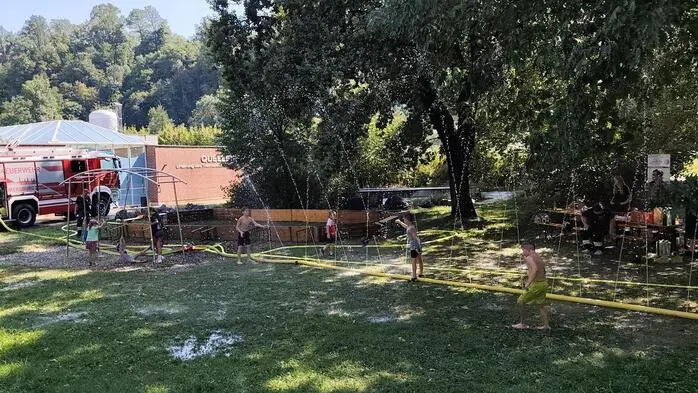 Zahlreiche Kinder versuchten sich als Feuerwehrkräfte