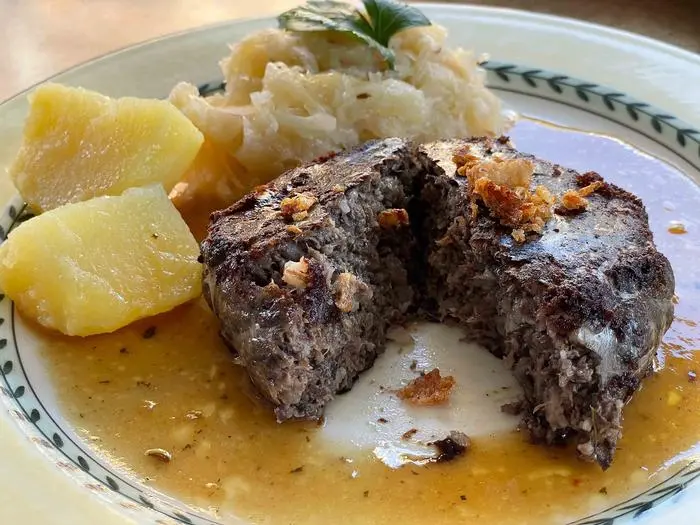 Die Maischerln werden mit Rösterdäpfeln und sauren Rüben serviert