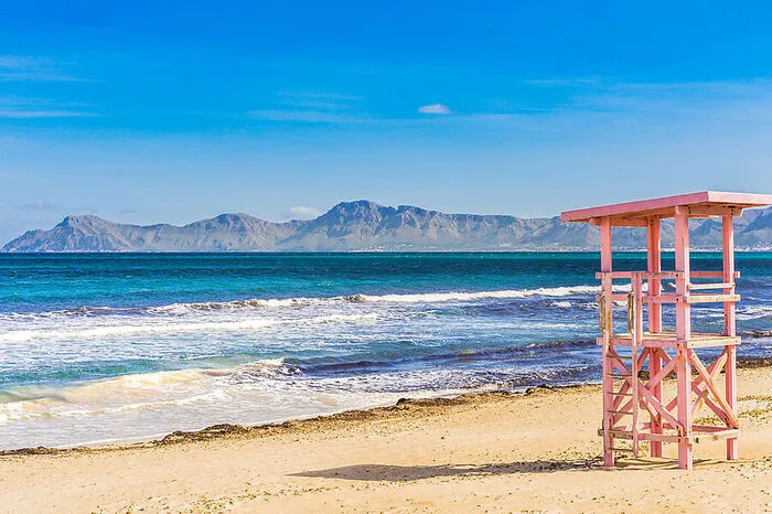 Can Picafort. Can Picafort liegt im Nordosten der Insel, fast mittig in der größten Bucht Mallorcas - der Badia D’Alcúdia. Der fünf Kilometer lange helle Sandstrand der Bucht geht langsam in Sanddünen über. Auch Can Picafort bietet diverse Annehmlichkeiten und Aktivitäten für Urlauber auf der Baleareninsel und hat sogar die größte Kartbahn Mallorcas. Das Highlight des Badeortes ist die 2,5 km lange Strandpromenade, auf der sich unzählige Cafés, Kneipen und Geschäfte aneinander reihen und für reichlich Abwechslung sorgen.