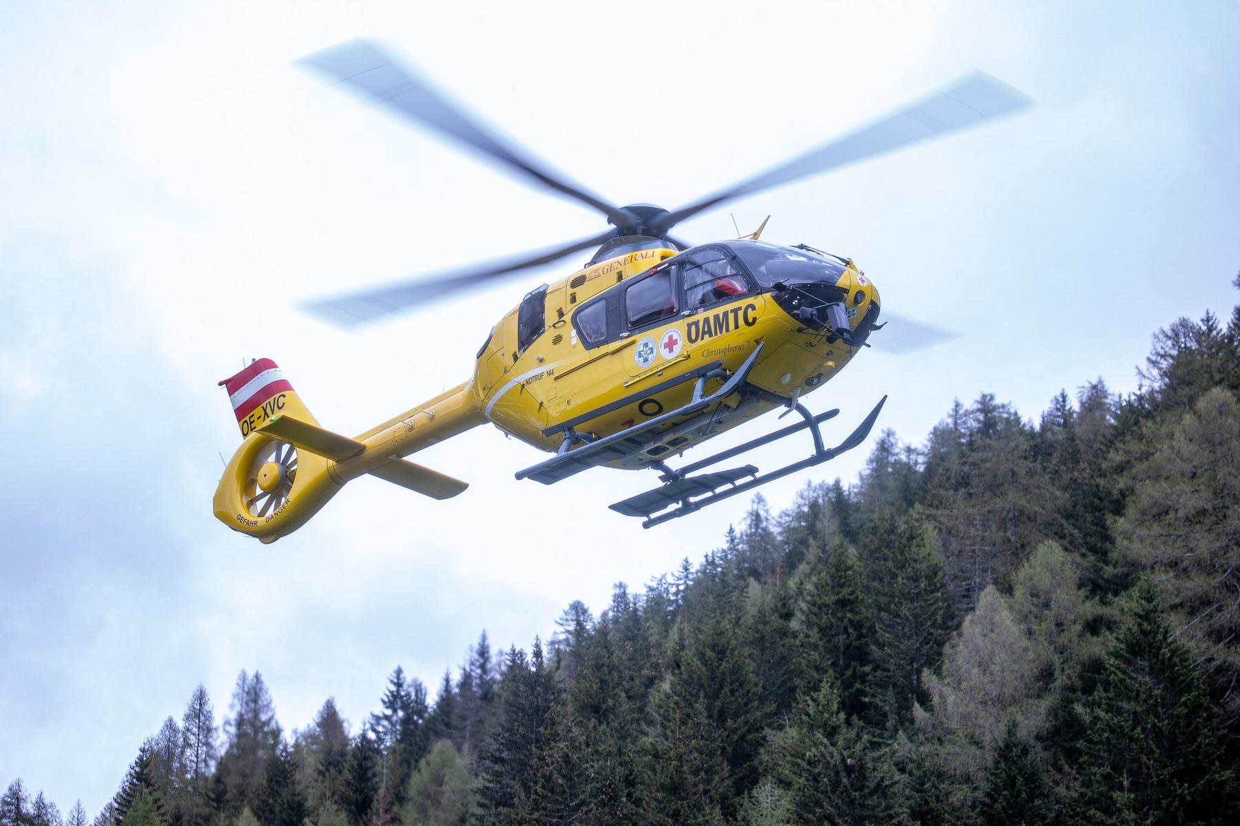 St. Peter am Ottersbach: Vierjähriges Kind nach Autounfall mit Hubschrauber abtransportiert