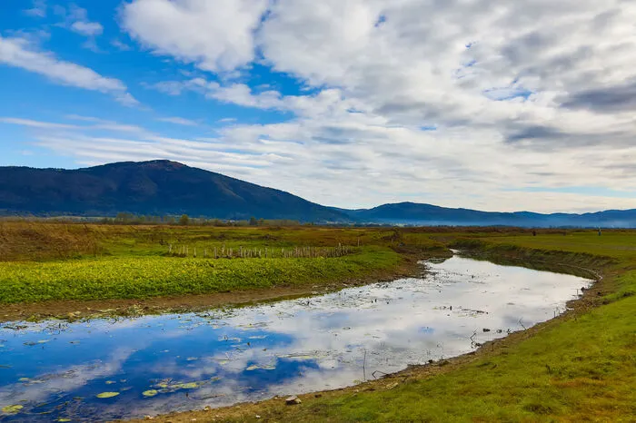 Wenn der Grundwasserspiegel durch Niederschläge oder Zuflüsse steigt, füllt sich das Becken, in dem der Cerknisko jezero liegt, gleichzeitig von oben und von unten.