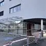 Abgesperrter Parkplatz und Hausfassade mit abgeklebten Schaufenstern im Erdgeschoss | Die Billa-Filale in der Nikolaigasse ist Geschichte