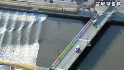 Eine kleine Flutwelle in einem Fluss in Tagajo