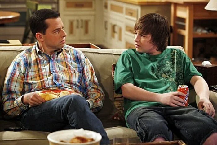 Alan Harper. Unglücksrabe, Alimentezahler und Chiropraktiker. Er ist der Gegenpol zu Charlie Sheen in der rabenschwarzen Sitcom "Two and a Half Men".