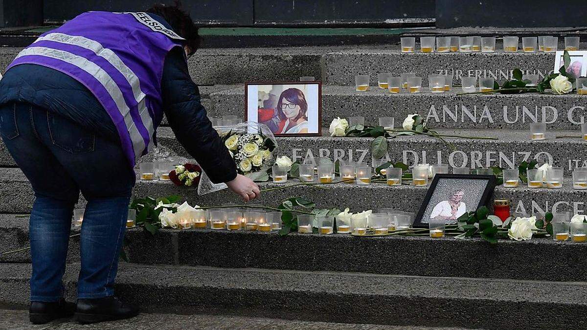  Ein Jahr nach dem Terroranschlag auf den Weihnachtsmarkt an der Berliner Gedächtniskirche hat Deutschland an die zwölf Todesopfer und rund 100 Verletzten erinnert. 