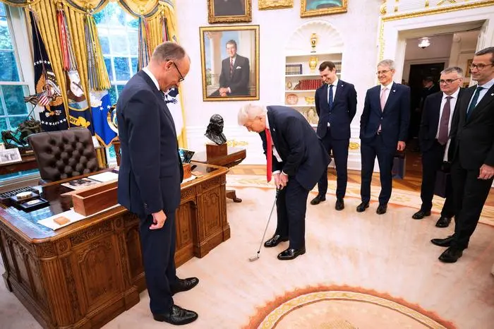 Washington, D.C., USA, 05.06.2025: Weißes Haus: Antrittsbesuch des deutschen Kanzlers: Bundeskanzler Friedrich Merz CDU hat US-Präsident Donald Trump als weiteres Gastgeschenk einen Putter geschenkt, den dieser im Oval Office ausprobiert. *** Washington, D C , USA, 05 06 2025 White House Inaugural visit of the German Chancellor Federal Chancellor Friedrich Merz CDU has given US President Donald Trump a putter as a further gift, which he tries out in the Oval Office Copyright: xKugler,xSteffen/BPA/dtsxNachrichtenagenturx dts_70483