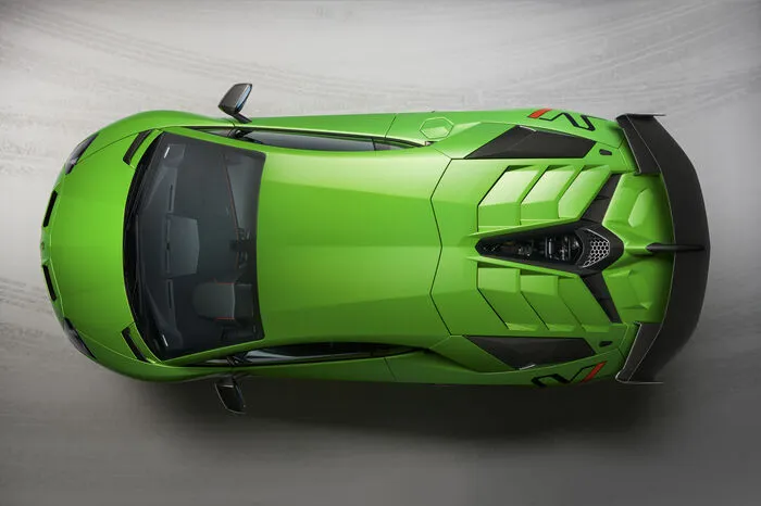 Mit seinem optimierten Triebwerk, das ihn zum stärksten V12-Serienfahrzeug von Lamborghini macht, wirft er eine auf 770 PS gesteigerten Leistung und ein Drehmoment von 720 Newtonmetern in die Waagschale.