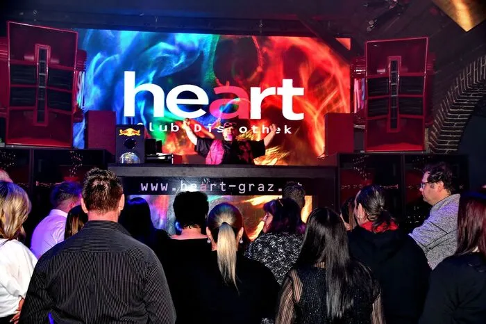 Und so lud er zum Videodreh in den Heart Club Discothek in Graz Puntigam.  
