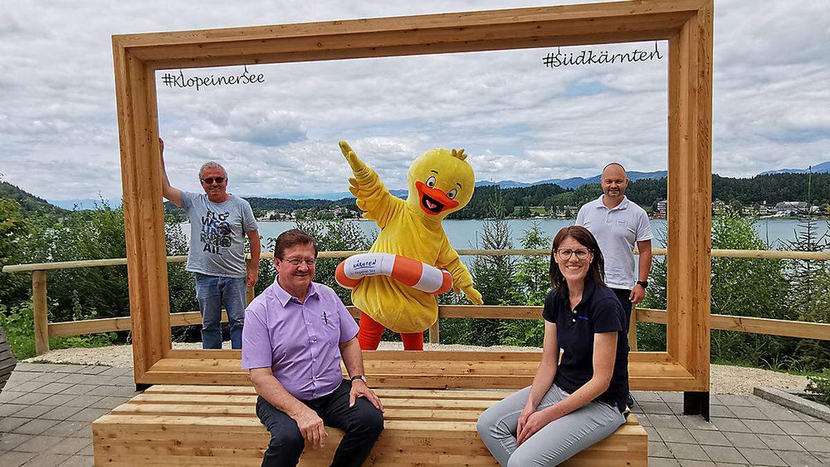 Ein Selfie-Platz für Urlauber am Klopeiner See: Thomas Krainz und TVB-Leiterin Brigitte Matschnig, Im Hintergrund: Bauhofleiter Seppi Krainz, Regionsmaskottchen „Ente Elsa“ und Robert Karlhofer (GF Tourismusregion) 