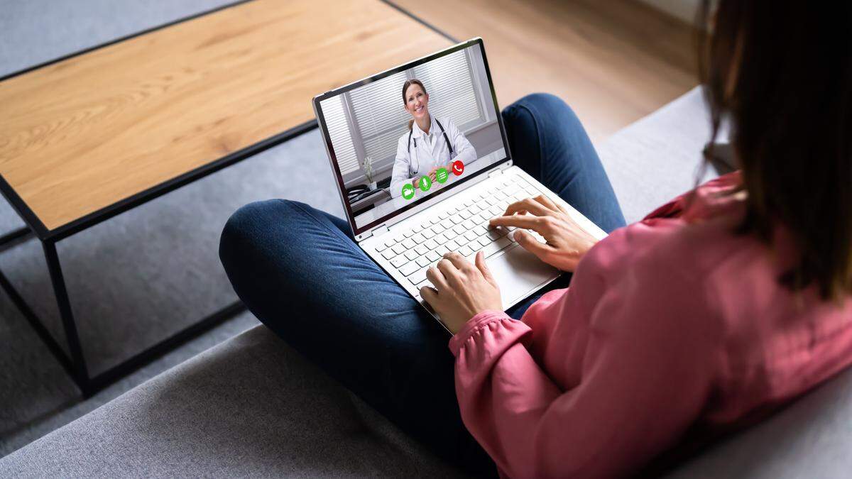 Die Übungen sind personalisiert auf die jeweiligen Patienten, per Videokonferenz können sie an synchronen Therapien mit der betreuenden Logopäden teilnehmen