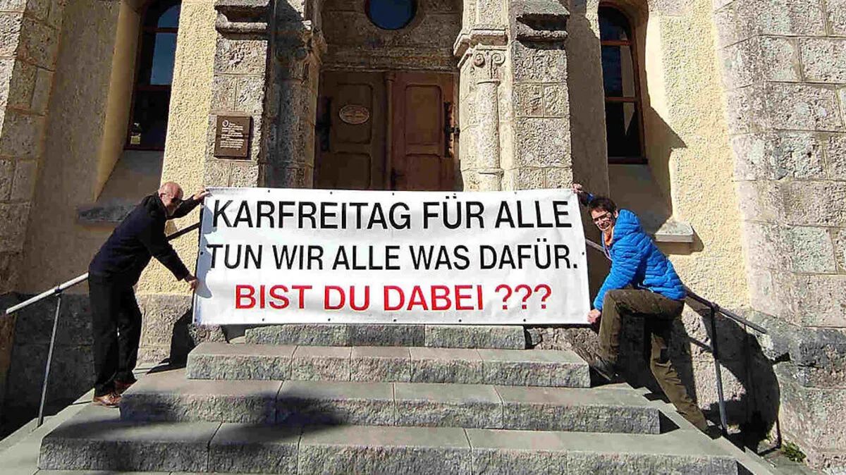 Das Transparent vor der Ramsauer Kirche