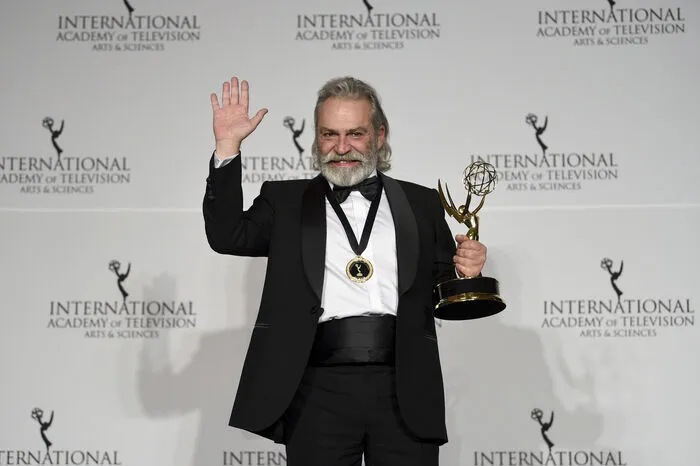 In der besten Schauspieler-Kategorie gewann Haluk Bilginer für seine Rolle in der türkischen Serie "Sahsiyet". Handlung: Ein Mann mit der Diagnose Alzheimer beschließt, die Kriminellen zu bestrafen.