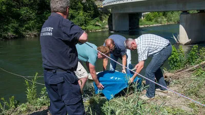 Eine Sondereinheit hat den Betonkübel mit Leichenteilen im Sommer 2014 aus der Mur geholt.