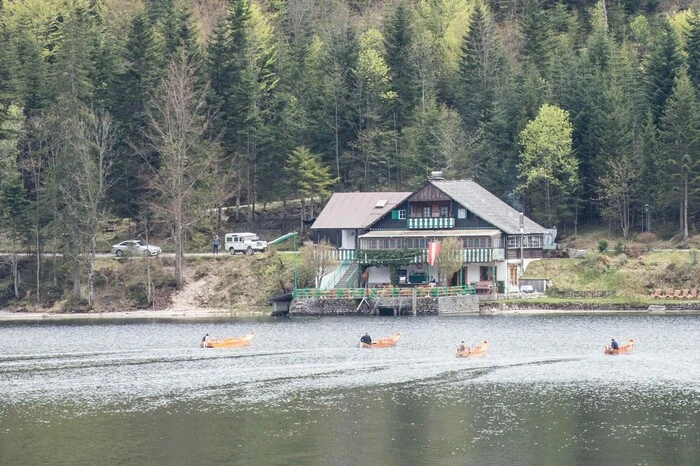 ... Die Plätten wurden schließlich zum anderen Ufer, zum Strandcafé, gebracht ...
