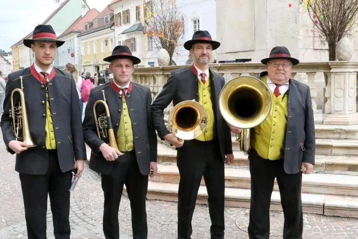 Übrigens: Zur Verschönerung der Feierlichkeiten mit Provisor Jinu Joseph Mangalath trugen die Bürgerliche Trabantengarde (Hauptmann Andreas Ellersdorfer), das Kärntner Trommlerkorps (Obmann Christoph Labak) sowie ein Bläserensemble der Stadtkapelle St. Veit unter der Leitung von Hans Peter Schmutzer bei. 