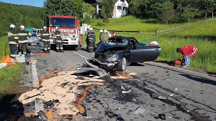 Eine 20-jährige Autolenkerin löste am 25. Mai bei Mönichwald einen schweren Verkehrsunfall mit drei Verletzten aus. Die Frau, die bei dem Unfall selbst schwere Verletzungen erlitt, war laut Polizei alkoholisiert am Steuer gesessen.