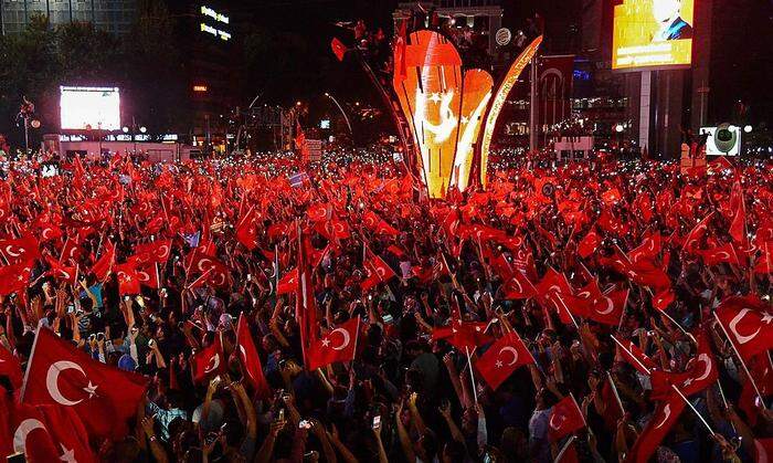 Anhänger Erdogans feiern in Ankara die Zerschlagung des Putschversuches